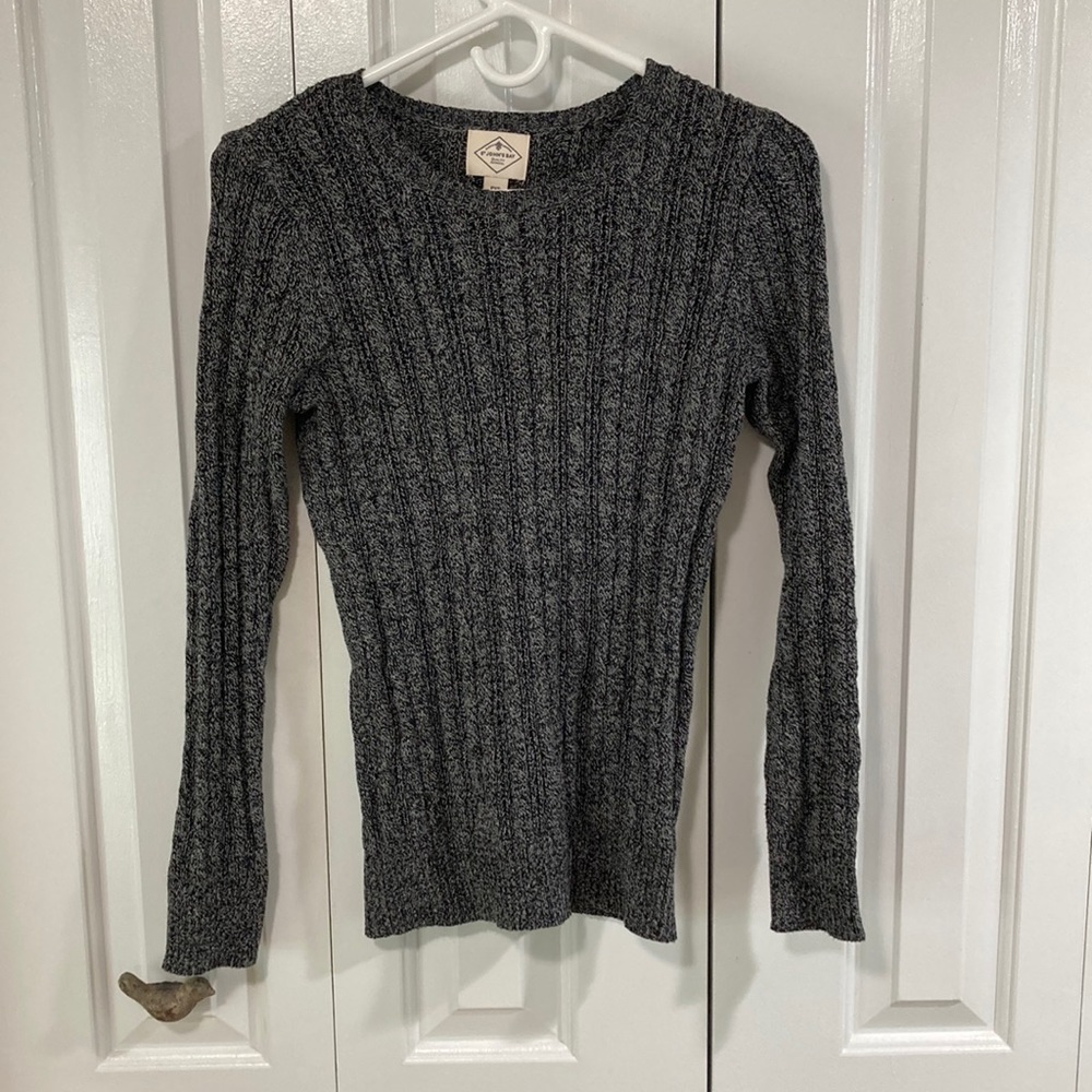 NWOT St John’s Bay dark grey long sleeve women’s sweater. Non smoking home.